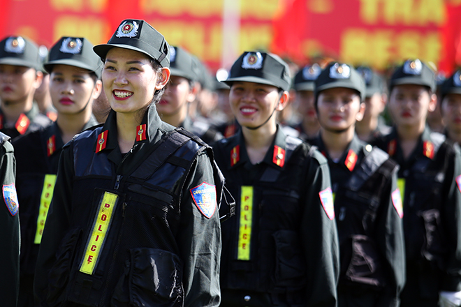 Những nụ cười rạng rỡ của các nữ cảnh sát cơ động sau những giây phút căng thẳng.
